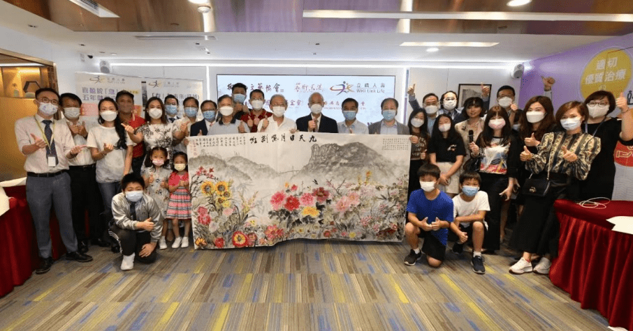 5名書畫家帶領小朋友一起完成八尺巨型百花圖。