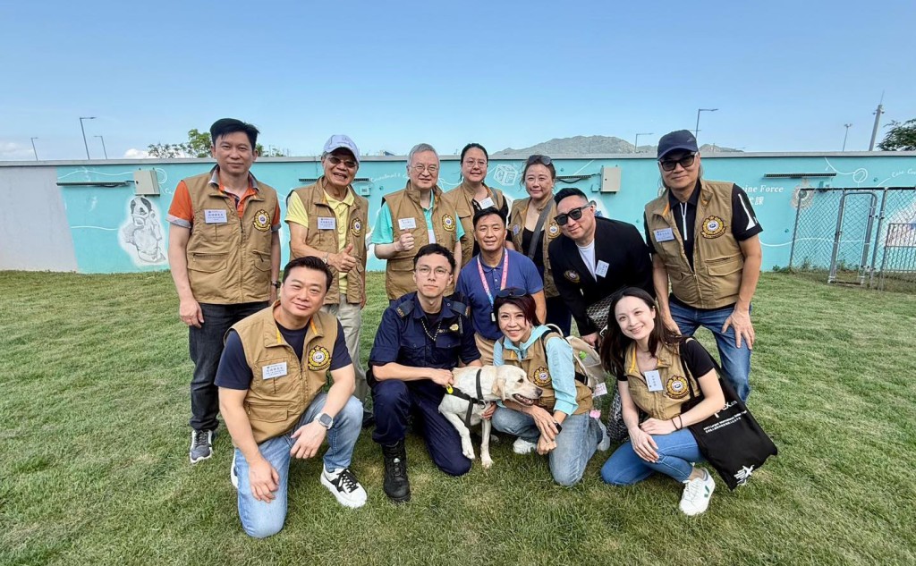海關今日帶領香港工商品牌保護陣綫成員，前往世界海關組織地區犬隻訓練中心，觀看搜查犬訓練情況。香港海關fb圖片