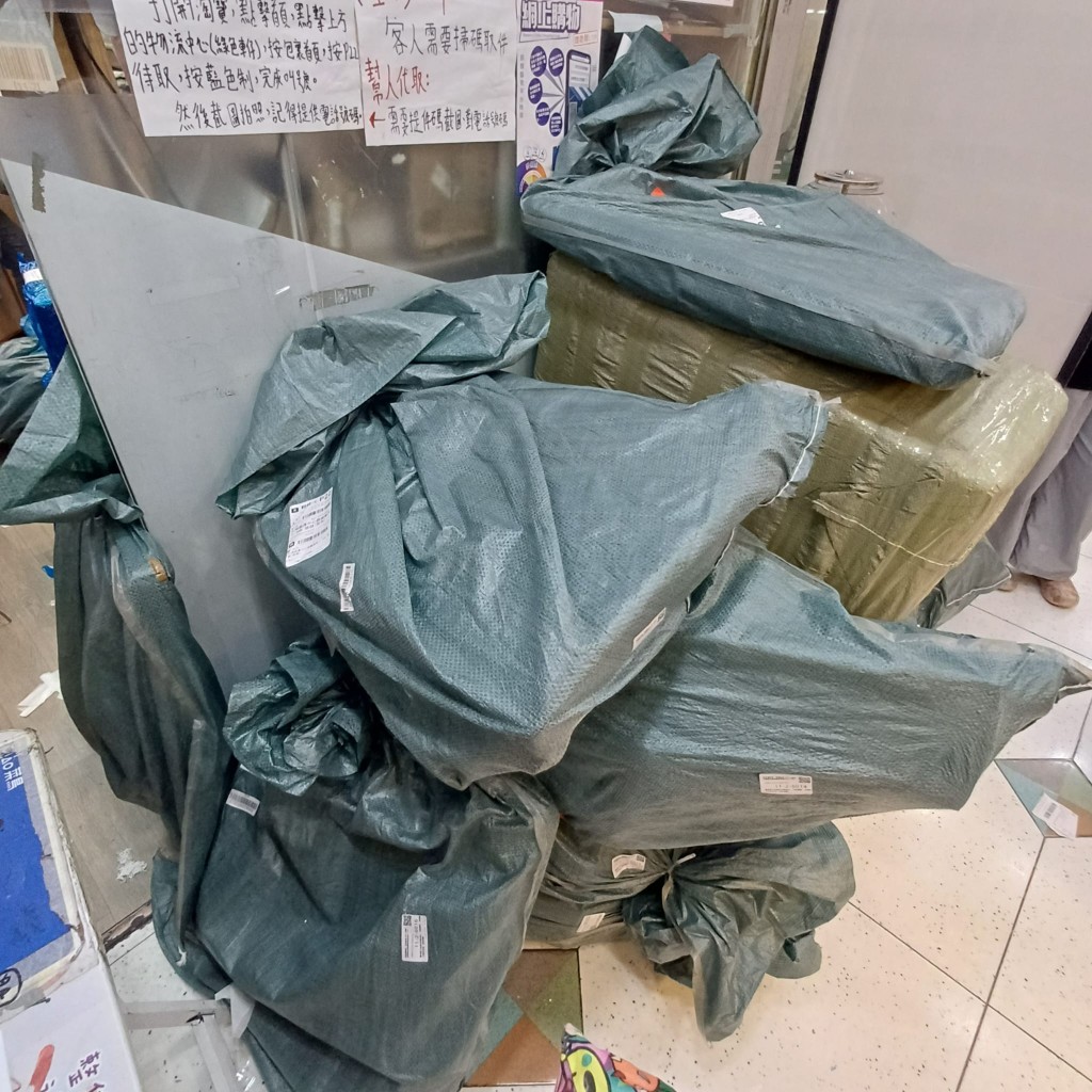 大埔一間自提點貨品積壓過多，部分貨物放置於店外位置。 陶法德攝