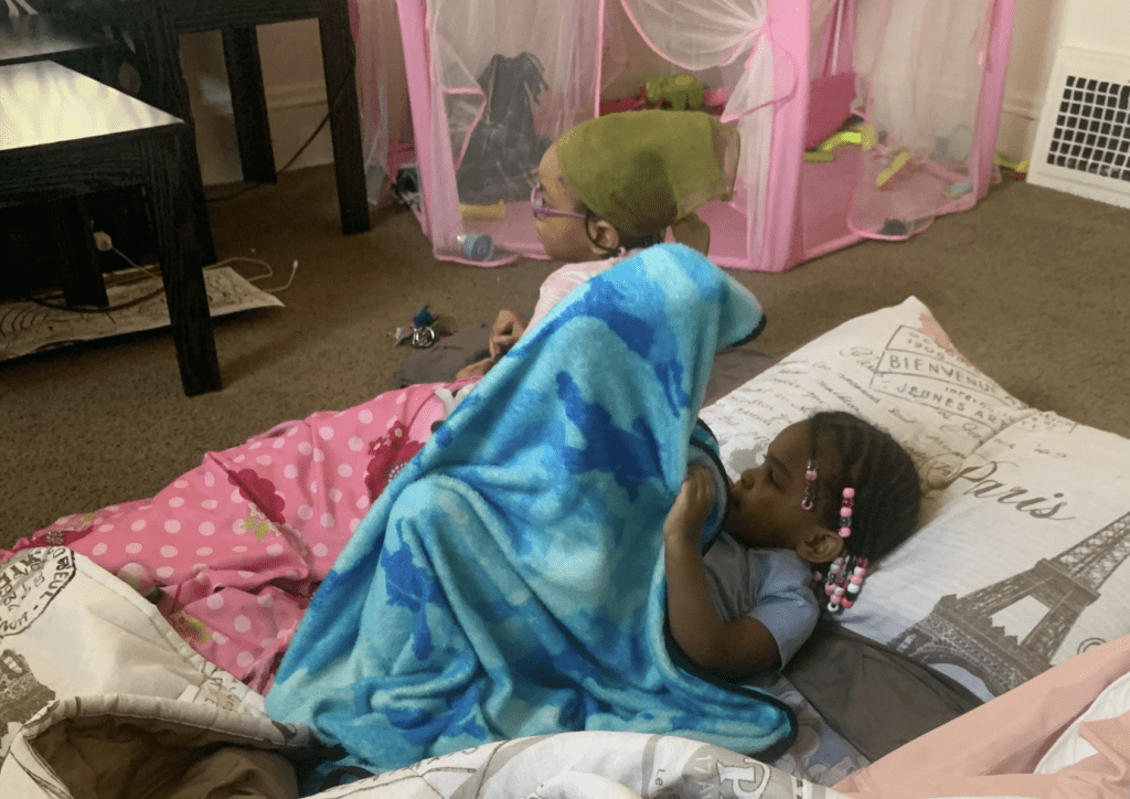 這張由查特曼提供的照片顯示，2020年3月5日，阿莫（左）和她的同父異母妹妹米拉在克利夫蘭的客廳堡壘中玩耍。美聯社