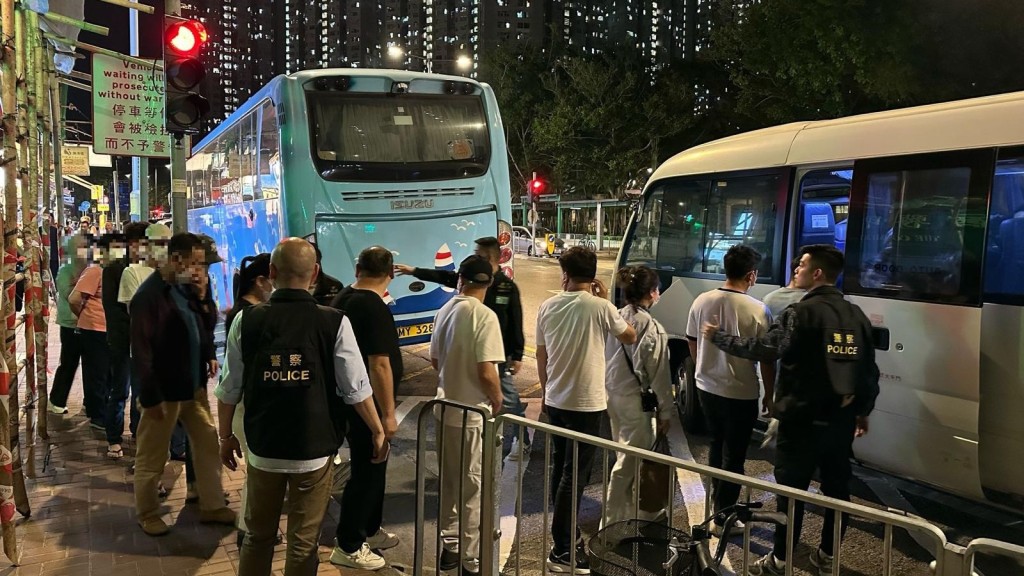 警上水搗破百家樂賭檔，拘捕2負責人及32名賭客。警方圖片
