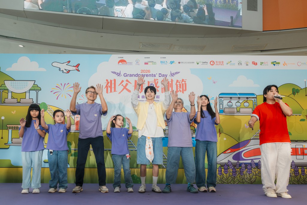 舞壇新星李潤東、著名Beatboxer HEARTGREY聯同兩隊祖孫一同演繹「代代有愛祖孫拍打操」。 舞壇新星李潤東、著名Beatboxer HEARTGREY聯同兩隊祖孫一同演繹「代代有愛祖孫拍打操」。
