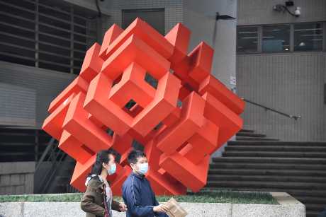 房委會只佔25 794份業權份數其中兩份（例如上落貨位及小部分分布在大樓下的空間）。　