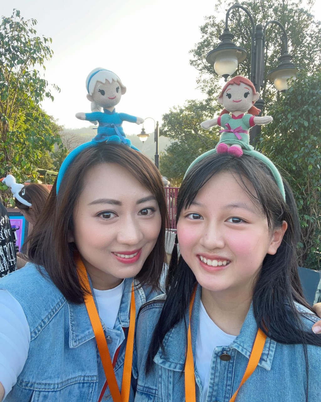 近日汪琳与子女一齐到迪士尼乐园游玩。
