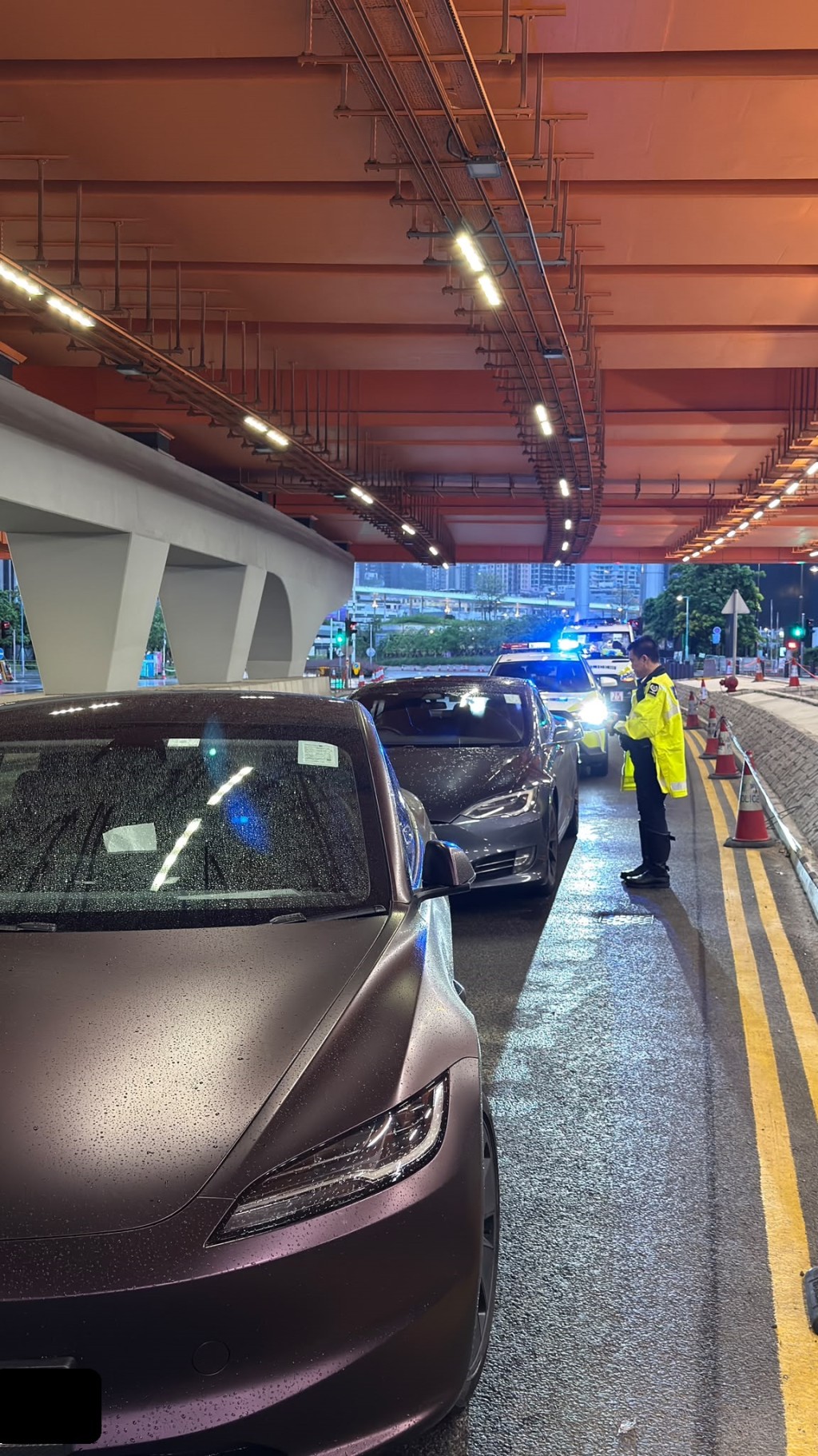 警方世界盃期間東九龍主要幹道執法 2男涉酒後駕駛等罪被捕。警方提供 警方世界盃期間東九龍主要幹道執法 2男涉酒後駕駛等罪被捕。警方提供
