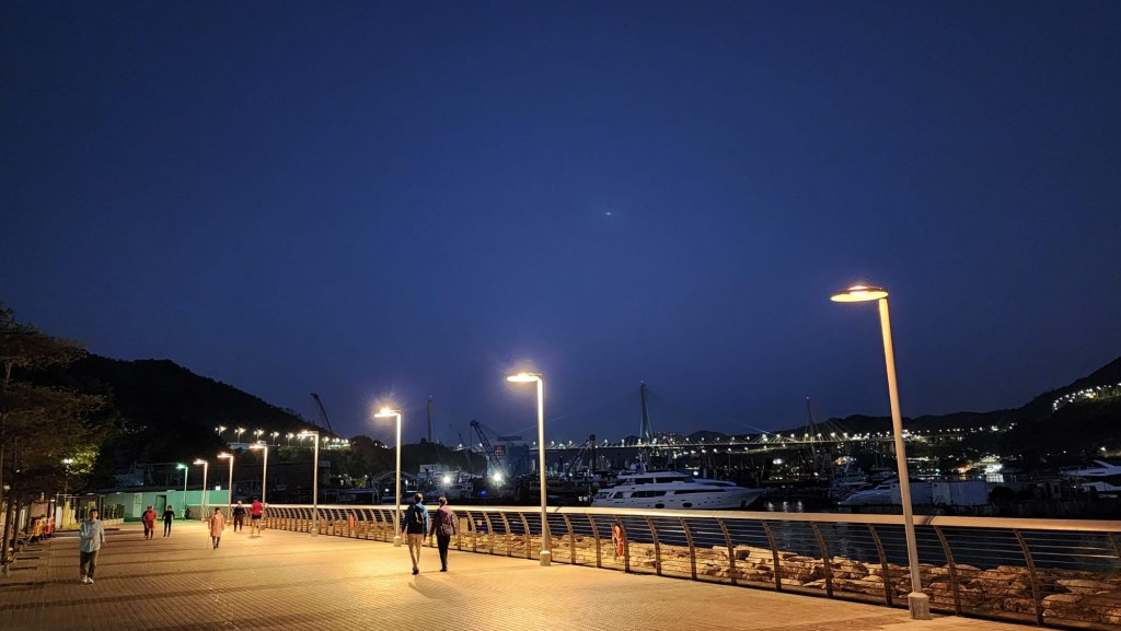 早上短暫時間有陽光，局部地區能見度頗低。黎志偉攝