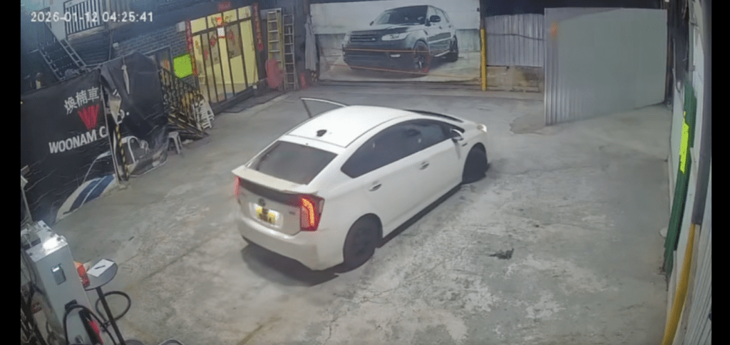 兩名刀手一度追出門外,當時白色私家車司機表現慌張,在車頭車門仍未關上的情況下,已急不及待駛前數米接應。 兩名刀手一度追出門外,當時白色私家車司機表現慌張,在車頭車門仍未關上的情況下,已急不及待駛前數米接應。