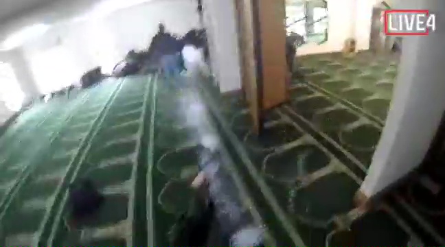 疑似槍手直播攻擊清真寺畫面。(網圖)