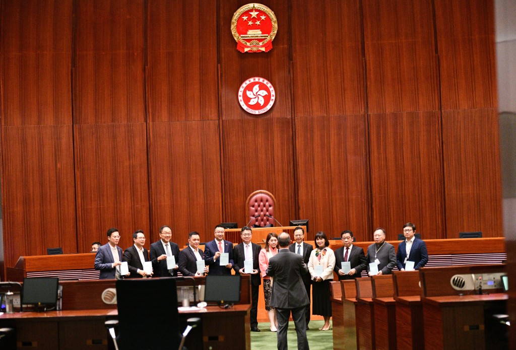 立法会举行特别会议处理23条立法首读及二读，多名议员在会议厅合照。卢江球摄