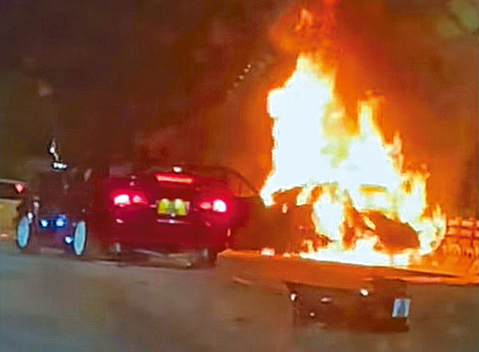 案發當日兩私家車相撞,其中一車起火。