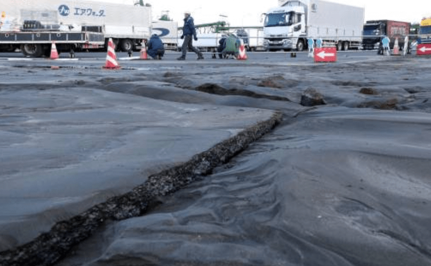 八戶港渡輪碼頭附近更疑似出現土壤液化現象,地面裂開湧出泥水,部分區域下沉。法新社 八戶港渡輪碼頭附近更疑似出現土壤液化現象,地面裂開湧出泥水,部分區域下沉。法新社