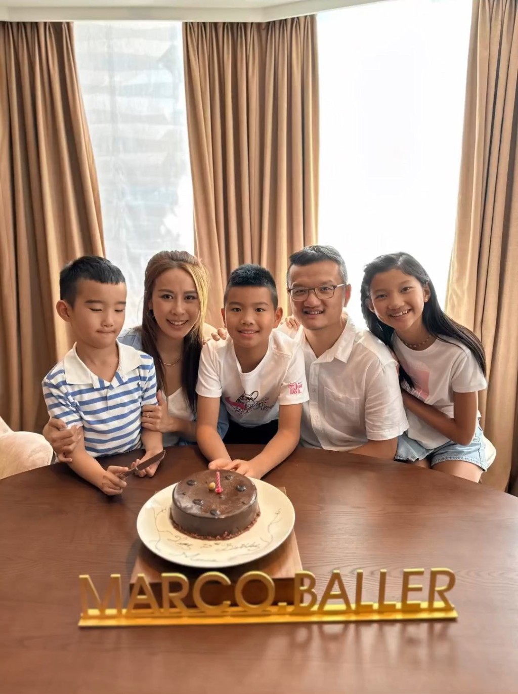 一家人為Marco慶祝生日。