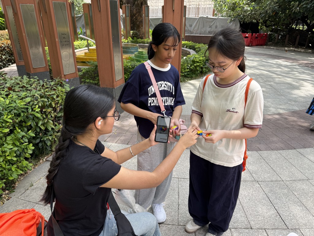 華裔及非華裔學員透過合作，互相學習、互相了解及認識，並一同探索油尖旺社區面貌。（受訪者提供）