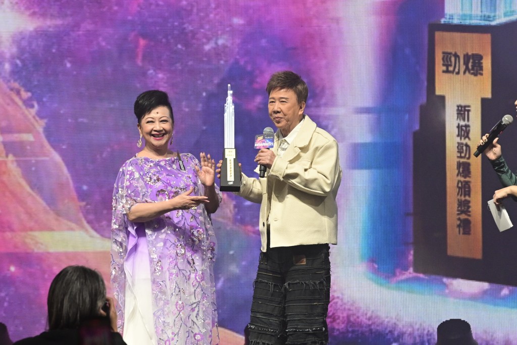 尹光早前在新城頒獎禮獲頒「潮爆神級歌王」。