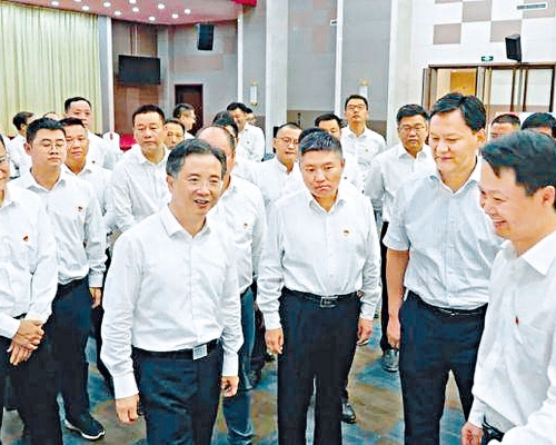 周江勇（左四）上周在新疆，看望杭州援疆幹部。