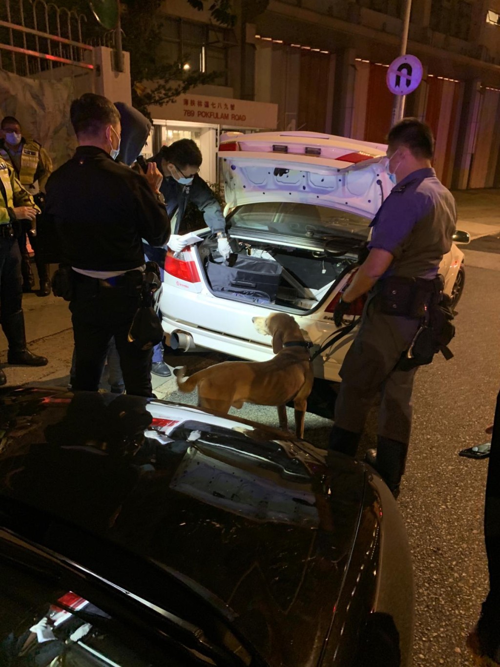 行動中警員截查可疑車輛。圖:警方提供