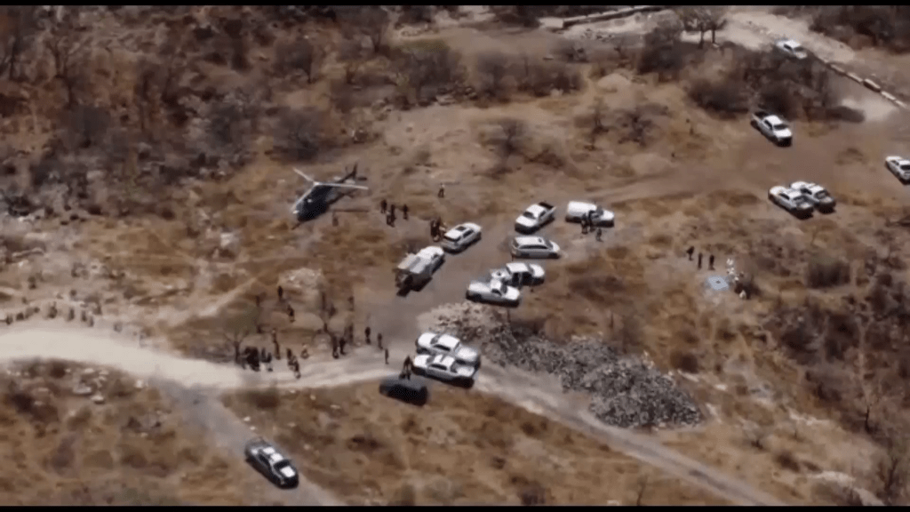 墨西哥警方在哈利斯科州首府瓜達拉哈拉郊區一處山谷，發現至少45袋的人體殘骸。AP影片截圖