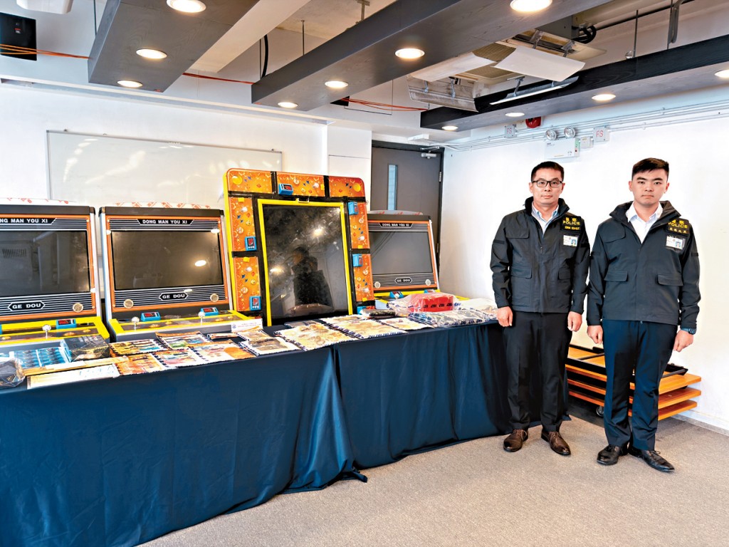 东区警区刑事总督察陈志良（左）及反三合会行动组督察黄焯颀交代行动成果及展示案中证物。