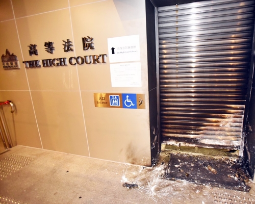 高等法院入口被擲汽油彈縱火。資料圖片