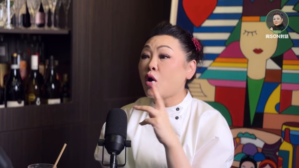 Son姐習慣了HR式的咄咄逼人,在訪問中多次搶白、打斷嘉賓發言。(影片截圖:《與Son對話》) Son姐習慣了HR式的咄咄逼人,在訪問中多次搶白、打斷嘉賓發言。(影片截圖:《與Son對話》)