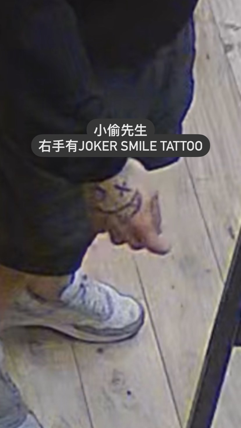 涉案男子右手手背位置有一个「JOKER SMILE」纹身。