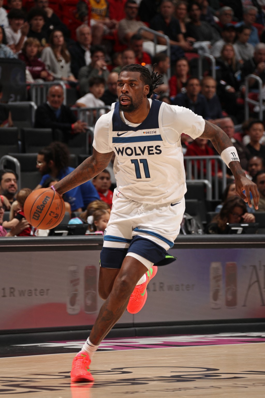 长人列特攻下29分。法新社