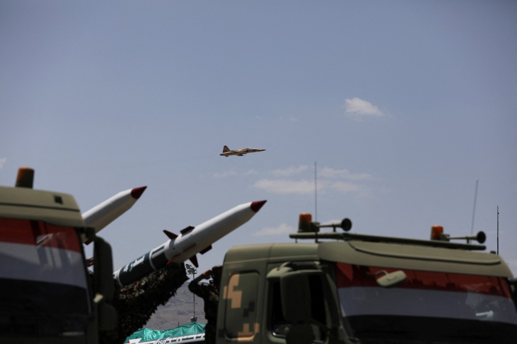 胡塞武装9月曾举行阅兵，展示F-5战机及导弹。路透社