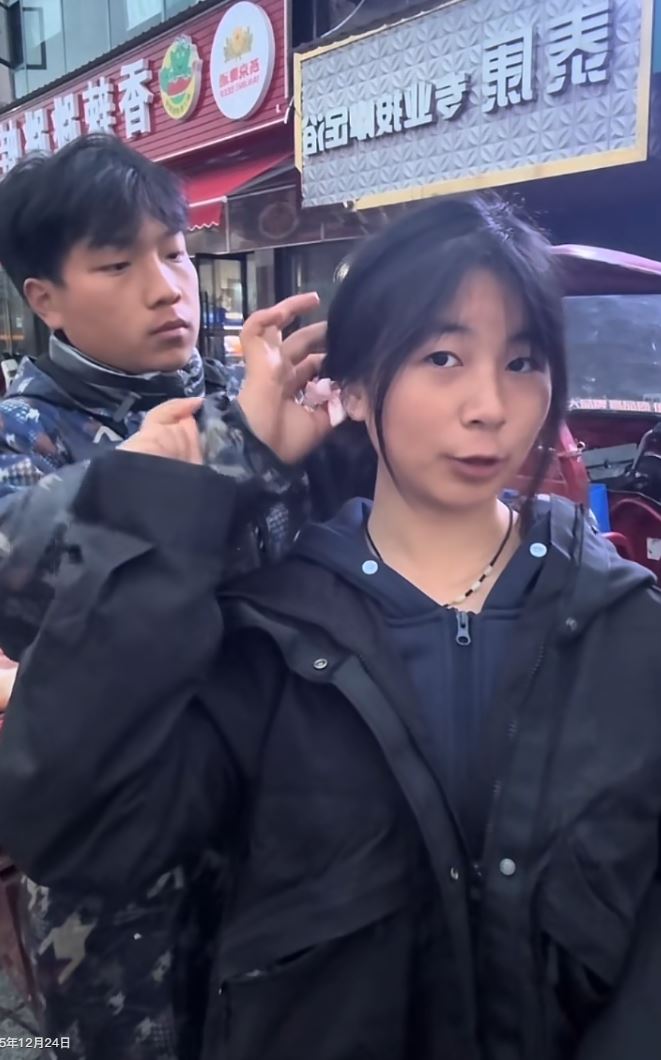 孫攀指為養6名弟妹每天累得懷疑人生，希望父親不要再生育。抖音