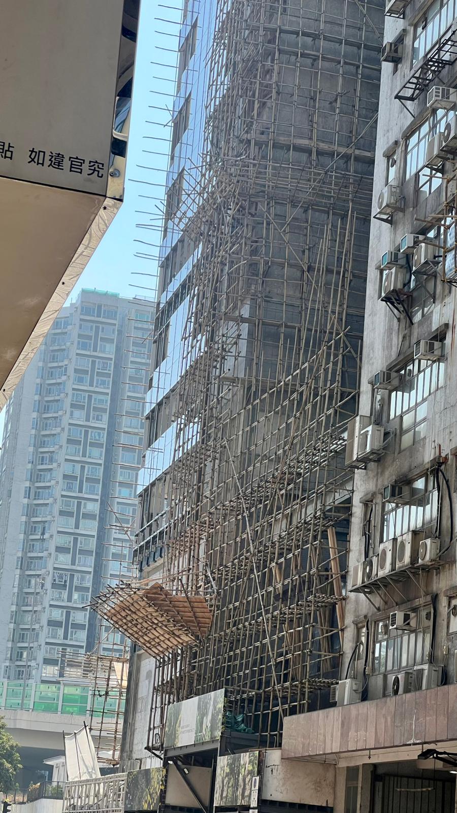 大廈搭滿棚架。