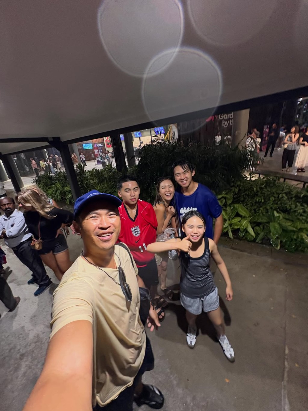 梁芷珮一家臨返港前在新加坡遇上暴雨。 梁芷珮一家臨返港前在新加坡遇上暴雨。