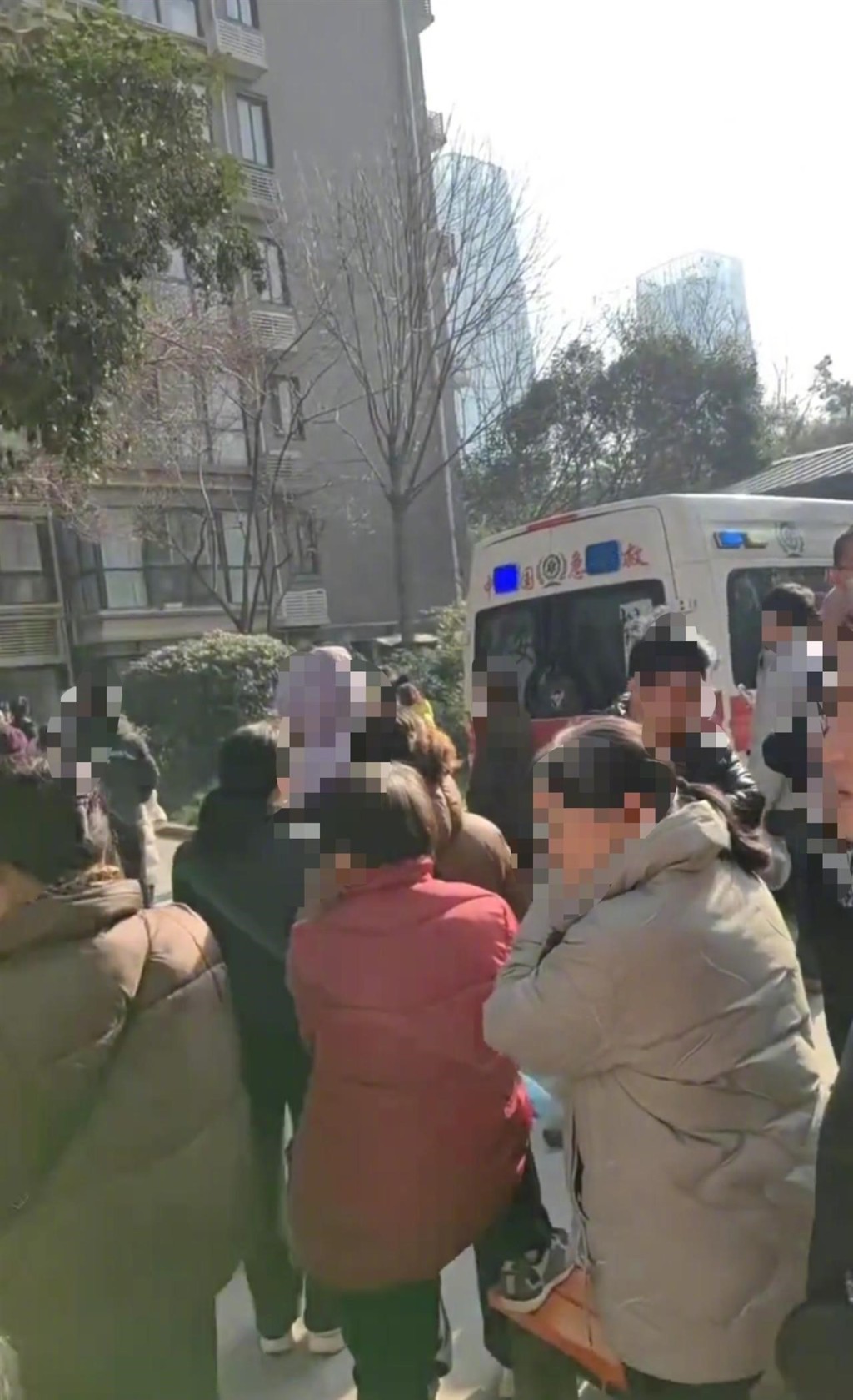 大批住戶圍觀。極目新聞