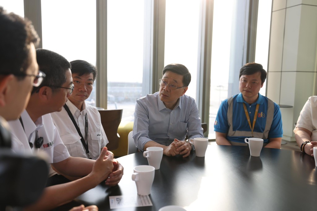行政長官李家超日前到機場探望機場勞工。李家超FB圖片 行政長官李家超日前到機場探望機場勞工。李家超FB圖片