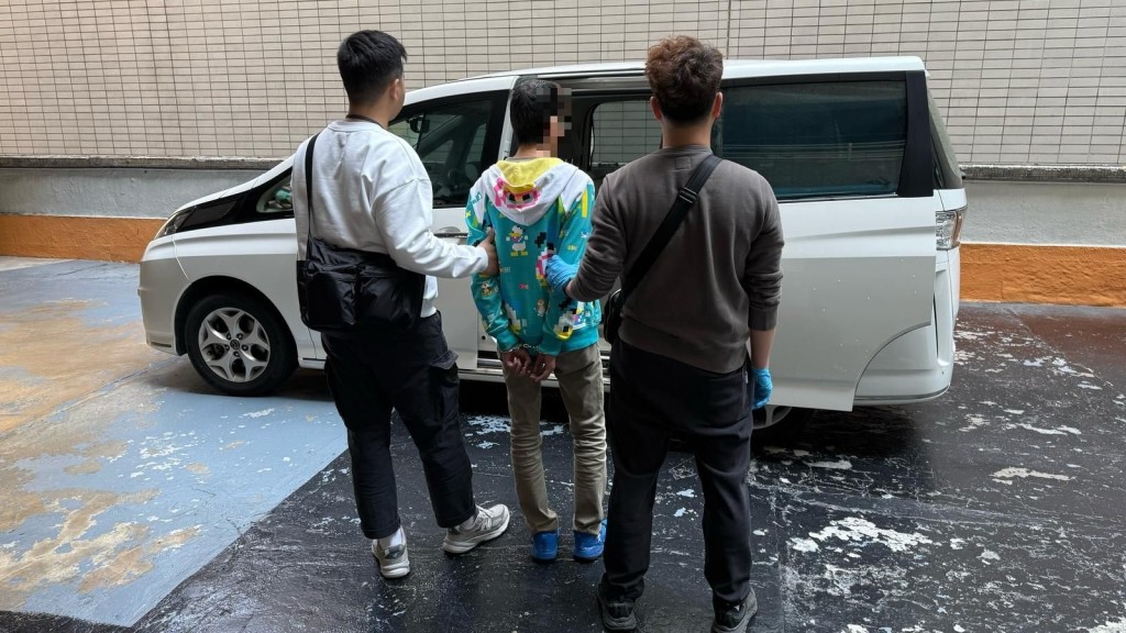 警查觀塘開源道四仔舖 檢8100隻色情光碟拘一男。警方圖片