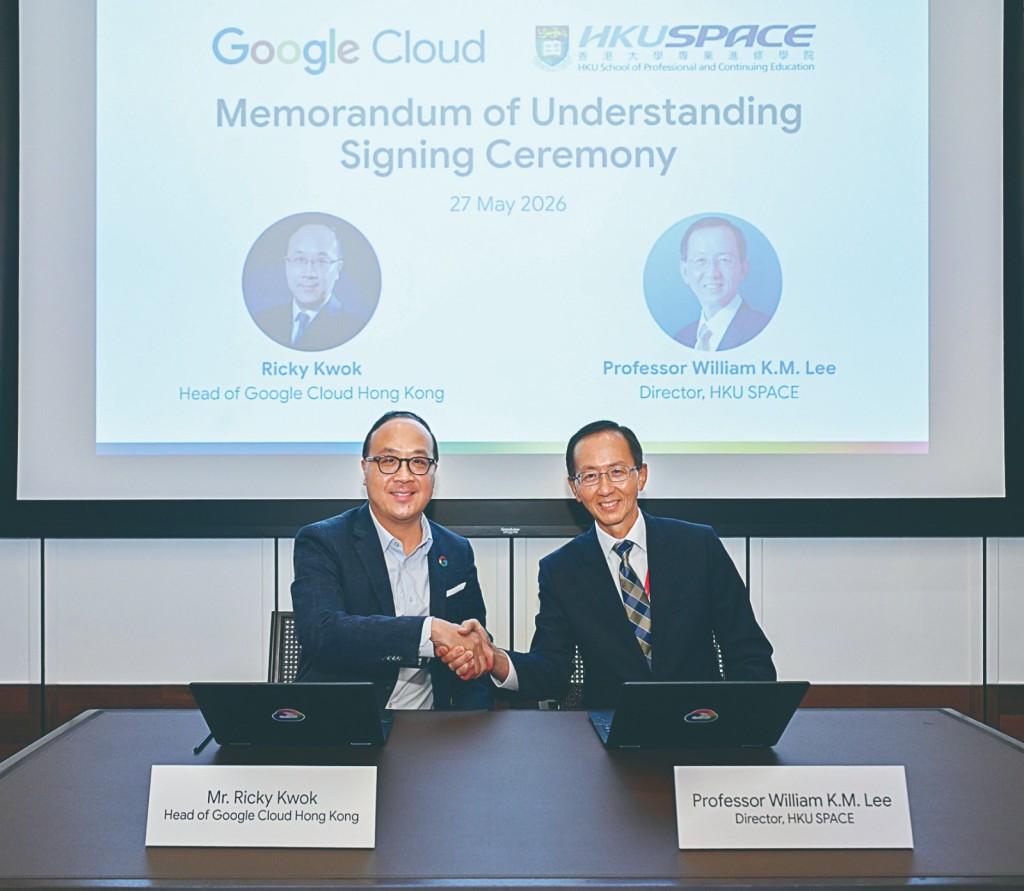 ■在簽署儀式上,香港大學專業進修學院院長李經文教授(右)及Google Cloud香港主管Ricky Kwok(左)均對此次合作寄予厚望。 ■在簽署儀式上,香港大學專業進修學院院長李經文教授(右)及Google Cloud香港主管Ricky Kwok(左)均對此次合作寄予厚望。