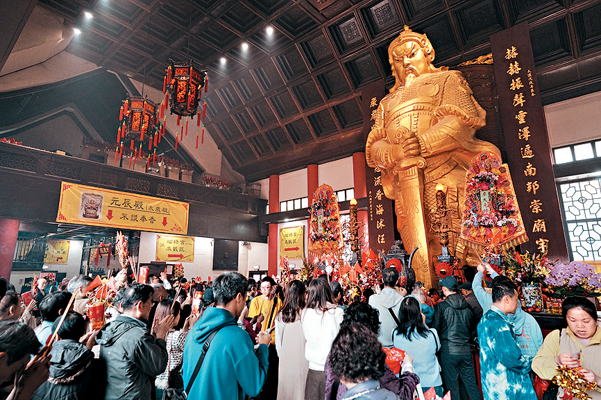 車公廟內人頭湧湧，香火鼎盛。