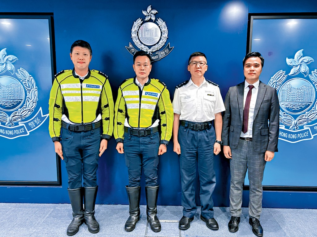 警方聯同海事處代表講述國慶煙花匯演交通安排。