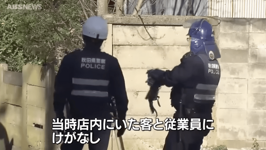 約兩個半小時後,縣政府派出的專責人員抵達並使用吹箭射出麻醉針,成功令幼熊倒下,再以電擊處理。ABSNEWS畫面截圖 約兩個半小時後,縣政府派出的專責人員抵達並使用吹箭射出麻醉針,成功令幼熊倒下,再以電擊處理。ABSNEWS畫面截圖