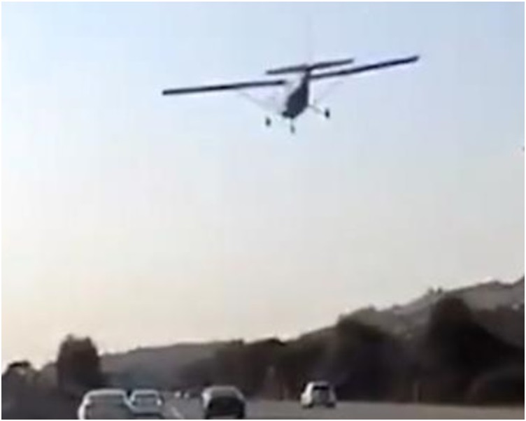 小型机在公路上紧急降落幸有惊无险。网图