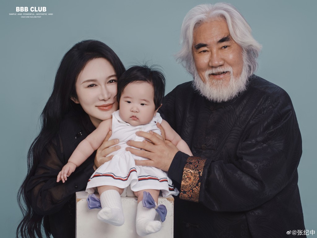 74歲的張紀中與43歲妻子杜星霖，去年誕下幼女。微博