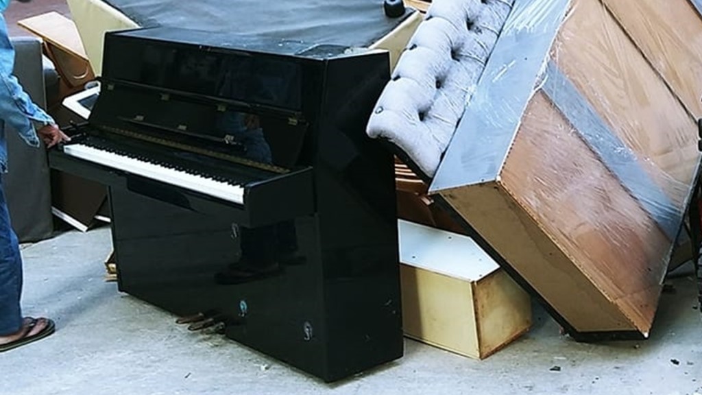 葵芳邨被棄置的鋼琴「粒粒鍵都彈到有聲」。網圖