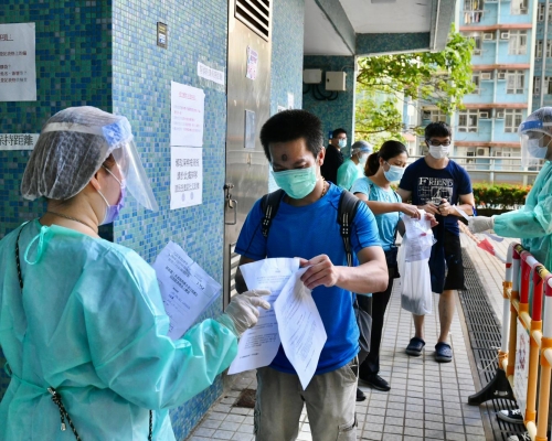政府第二天员到慈正邨收样本测试。
