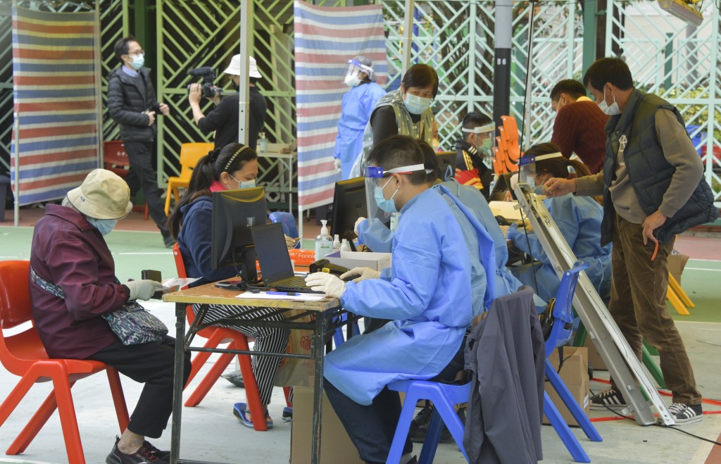 香港第四波疫情繼續爆煲，不斷有屋邨出現疫廈，令人擔心疫情不會從高位回落，甚至可能高位突破。資料圖片