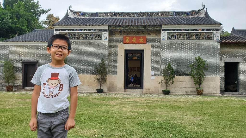 新田大夫第門前有一大片草地。