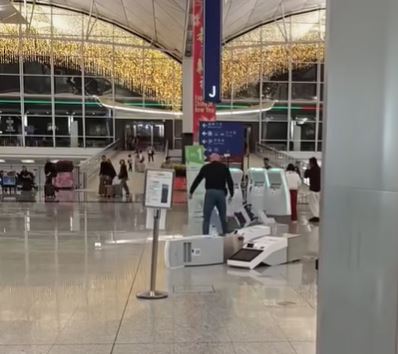 外籍男子推倒多台智能登記櫃檯。fb香港突發事故報料區影片截圖