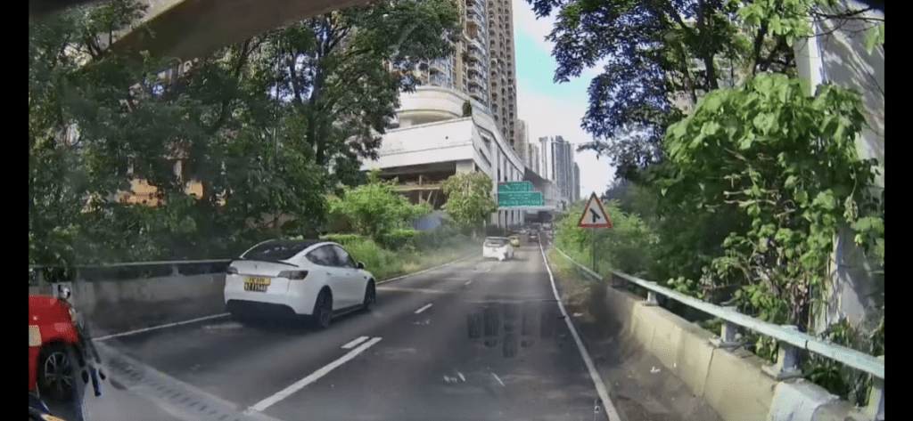 白色七人車則反彈回左邊行車線，但沒有停下來認責，反而一支箭般絕塵而去。