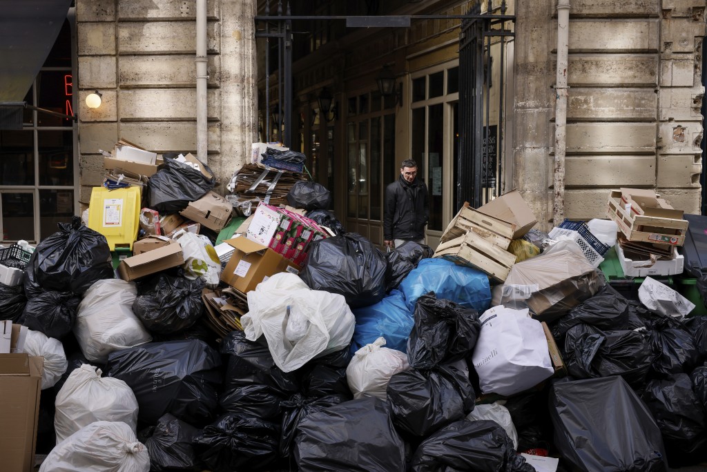 清洁工人加入罢工行列导致巴黎街头垃圾无人收。美联社