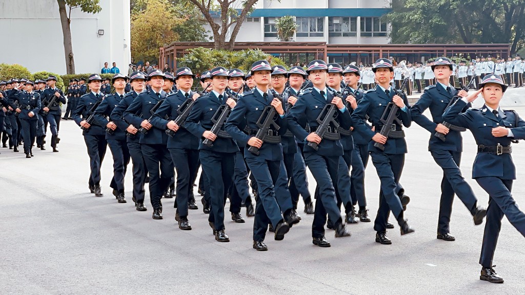 香港警察学院昨日举行结业会操，共232人接受检阅，包括37名见习督察及195名学警。他们是首批使用国产手枪的学警。