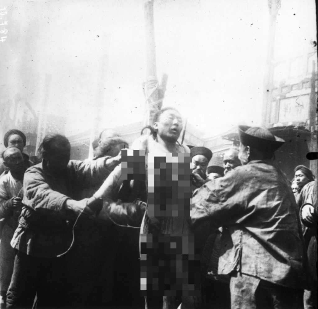 清末奴隸富珠哩因謀反(殺害自己侍奉的蒙古王子),於1905年4月凌遲處死,是數有人拍下整個凌遲過程的一次。 清末奴隸富珠哩因謀反(殺害自己侍奉的蒙古王子),於1905年4月凌遲處死,是數有人拍下整個凌遲過程的一次。