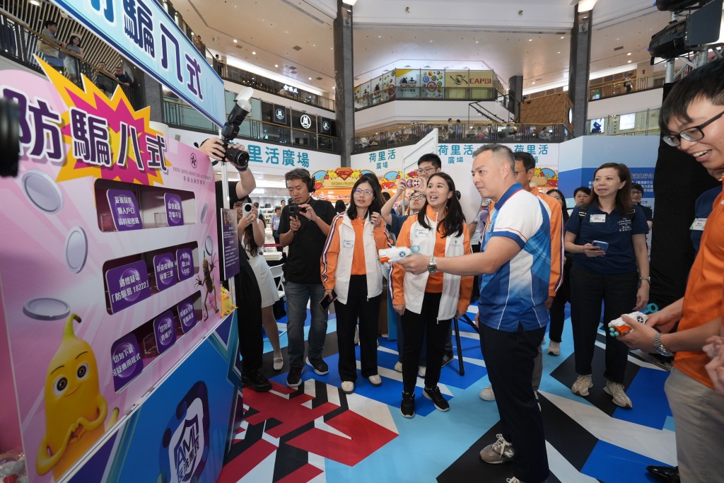 現場設有反洗黑錢展板及多個遊戲攤位，吸引市民參與。