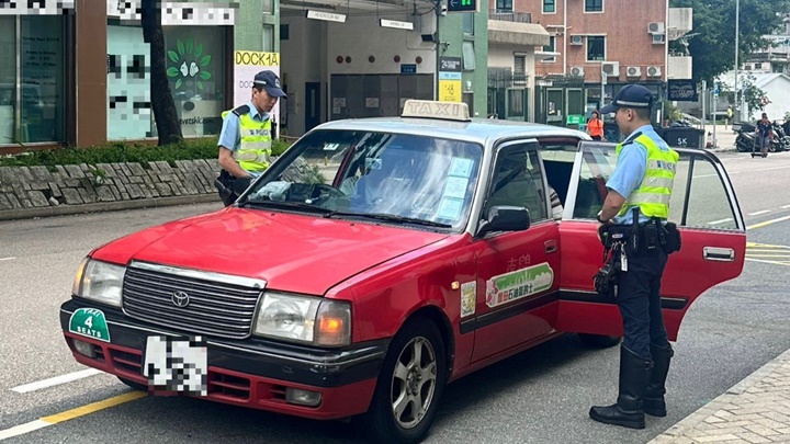 警方截查涉案的士。警方提供